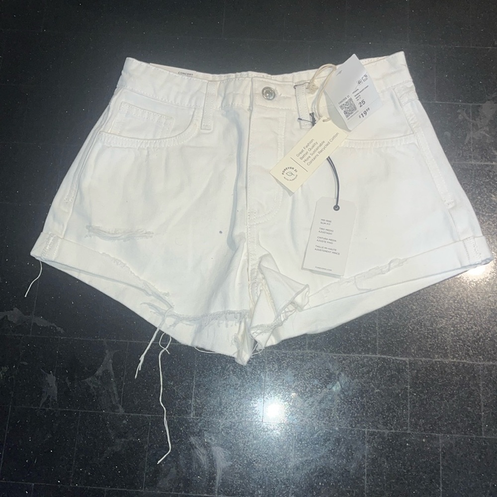 NWT Forever 21 Mid Rise Slim Fit white jean shorts in size 25